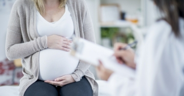 donna effettua controllo medico per streptococco in gravidanza