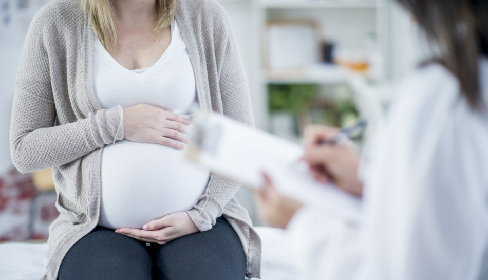 donna effettua controllo medico per streptococco in gravidanza