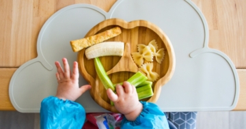 bambino mangia cibo diviso con tagli sicuri per lo svezzamento