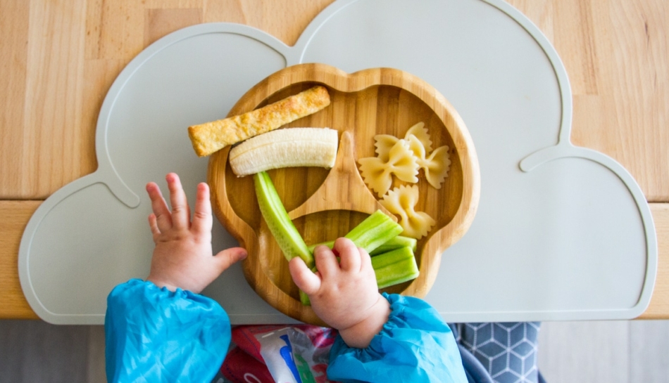 bambino mangia cibo diviso con tagli sicuri per lo svezzamento