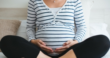donna in gravidanza si rilassa dopo toxo test