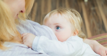 bambino allattato dalla mamma durante nuova gravidanza