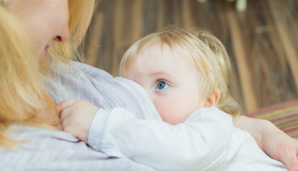 bambino allattato dalla mamma durante nuova gravidanza