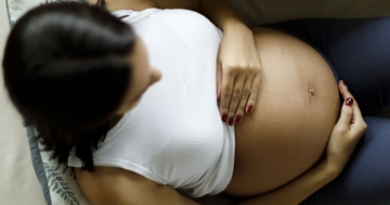 donna con colestasi gravidica si tocca la pancia