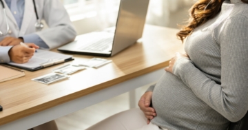 donna incinta parla con medico dopo esami Papp-a