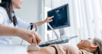 donna effettua prima ecografia in gravidanza