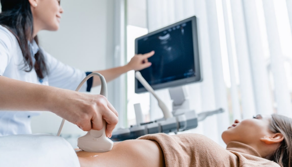 donna effettua prima ecografia in gravidanza