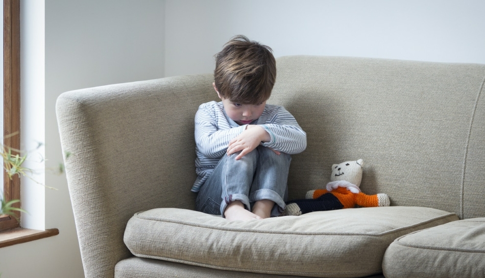 bambino spaventato dalla guerra sul divano