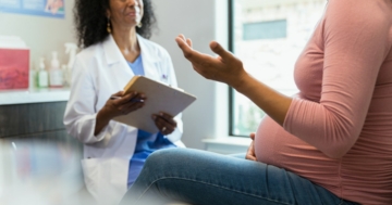 medico e donna incinta parlano del bi-test