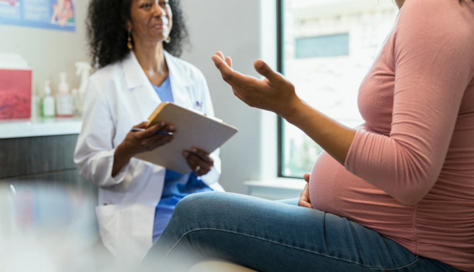 medico e donna incinta parlano del bi-test