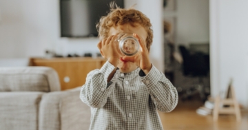 bambino beve acqua per combattere disidratazione