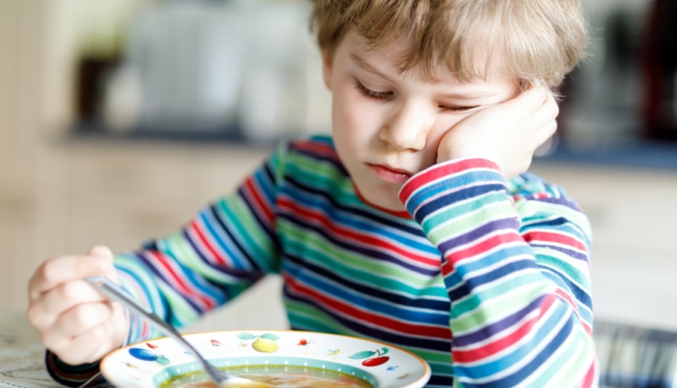 bambino inappetente non mangia