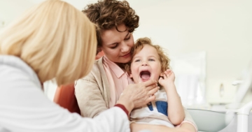 bambino con mal di denti dal dentista