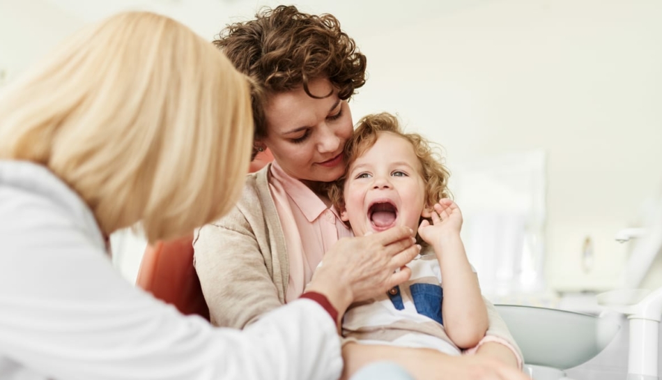 bambino con mal di denti dal dentista