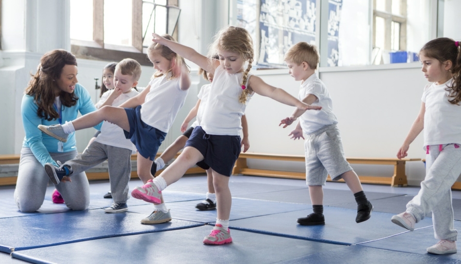 bambini fanno sport con insegnante