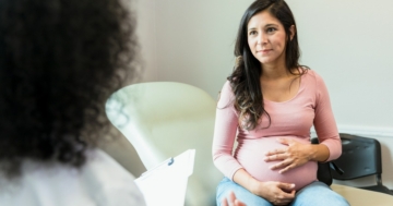 dottoressa spiega risultati del test del DNA fetale a futura mamma