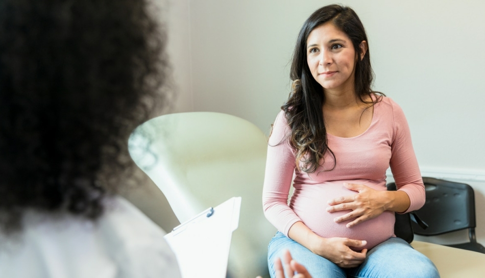 dottoressa spiega risultati del test del DNA fetale a futura mamma