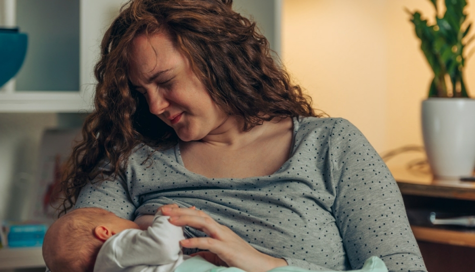 donna con candida al seno allatta neonato