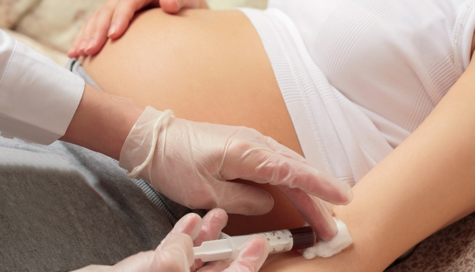 donna si sottopone a esami sangue in gravidanza