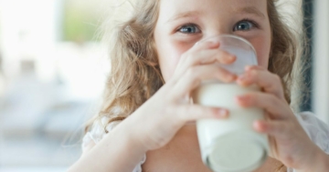 bambina con intolleranza al lattosio beve latte di soia