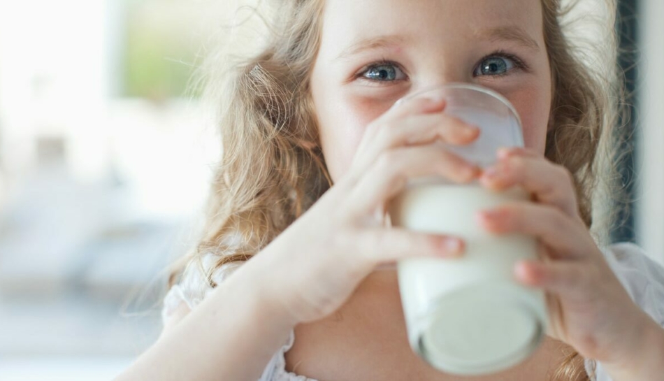 bambina con intolleranza al lattosio beve latte di soia