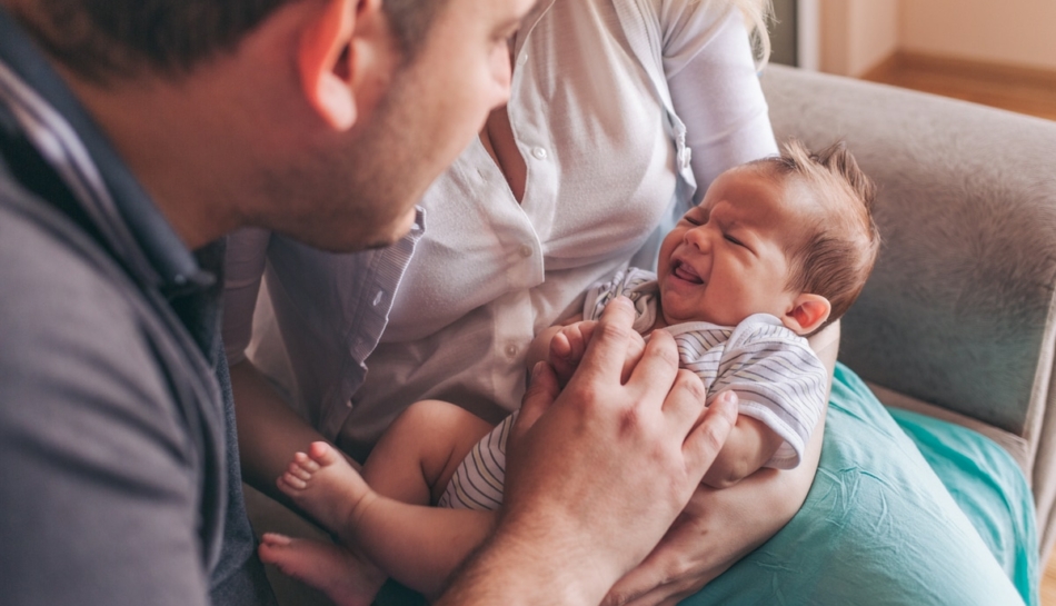 genitori cercano di calmare neonato nervoso