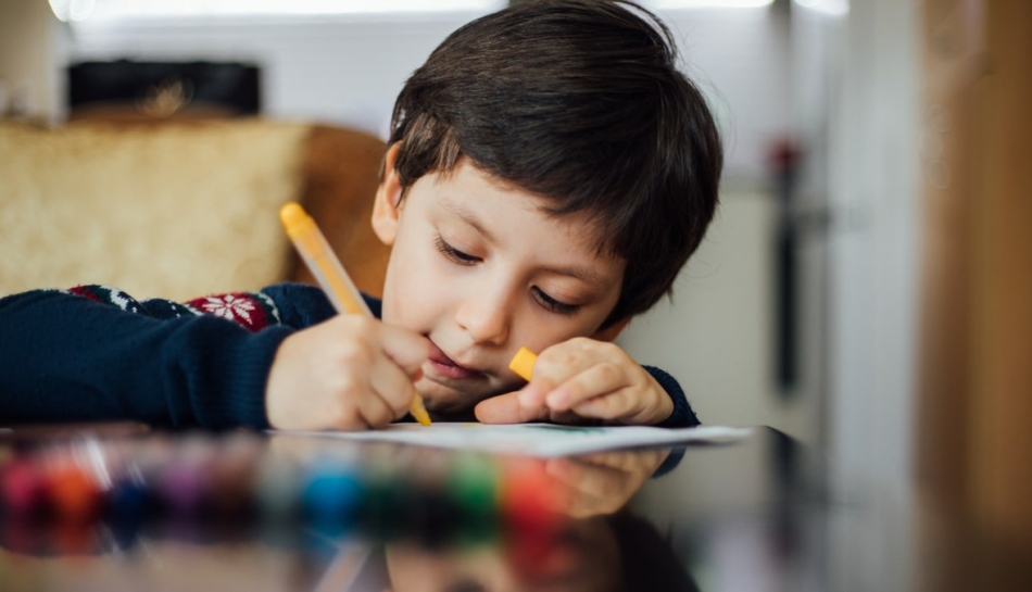 bambino si allena al pregrafismo