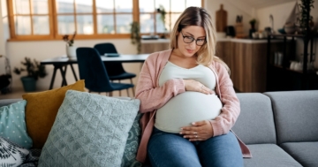 donna incinta ascolta singhiozzo del feto