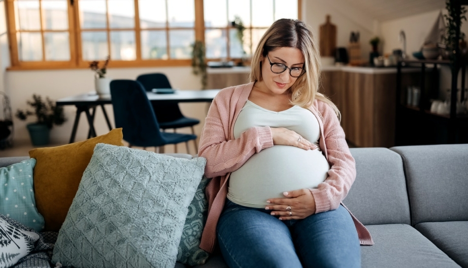 donna incinta ascolta singhiozzo del feto