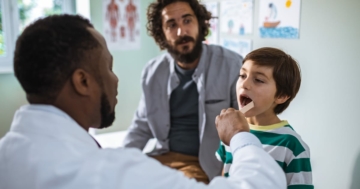 pediatra visita bambino con tonsillite