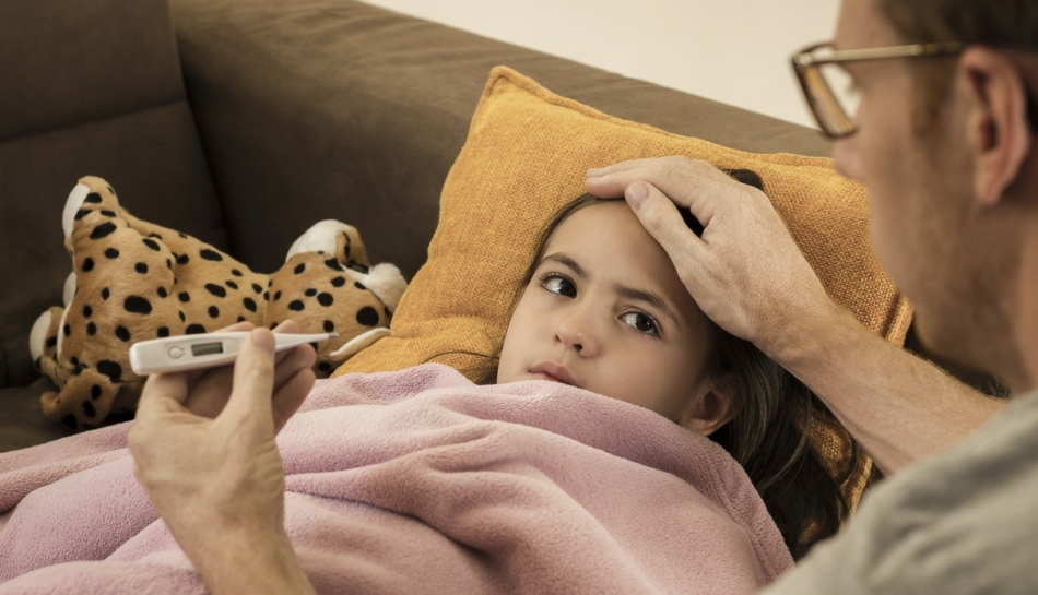 papà misura febbre a bambina con broncopolmonite