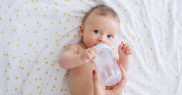 neonato beve camomilla da biberon