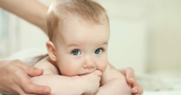 neonato con colore degli occhi chiaro