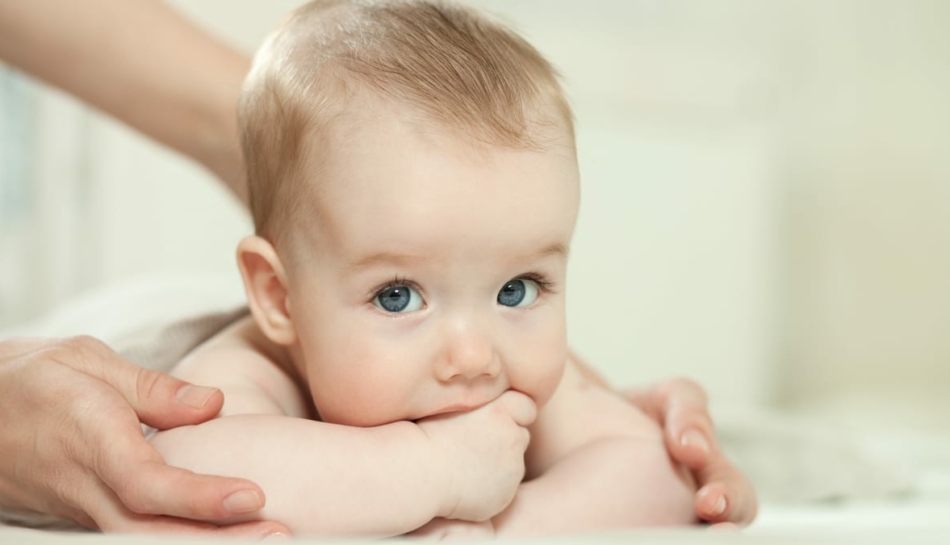 neonato con colore degli occhi chiaro