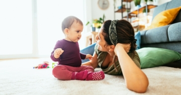 mamma parla con bambina con disturbi del linguaggio