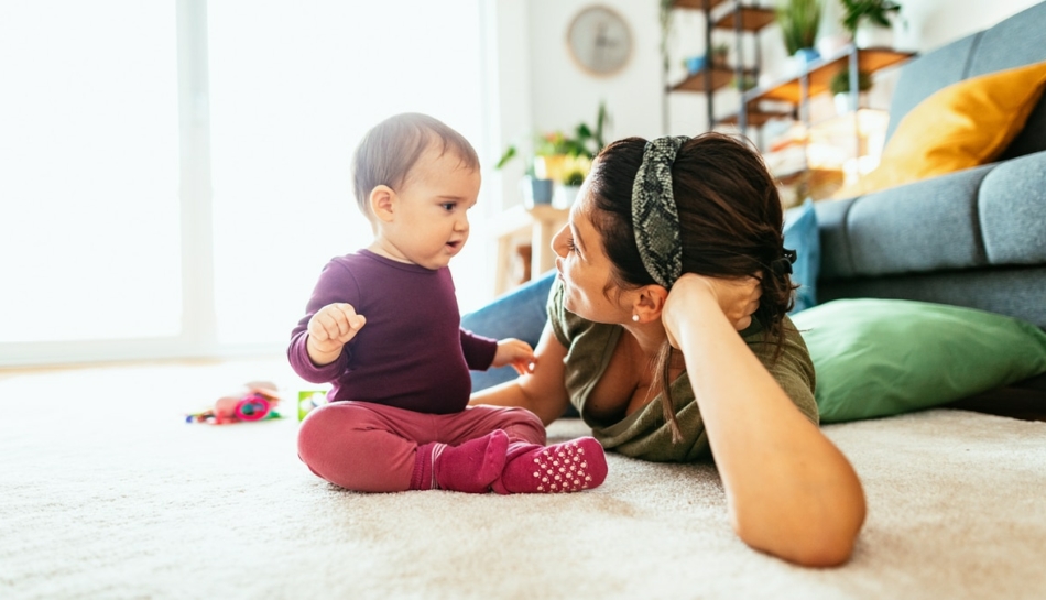 mamma parla con bambina con disturbi del linguaggio