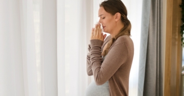 donna incinta con rinite gravidica si soffia il naso