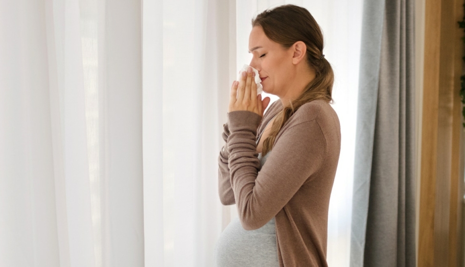 donna incinta con rinite gravidica si soffia il naso