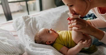 mamma gioca con bambino per aumentare sviluppo cognitivo