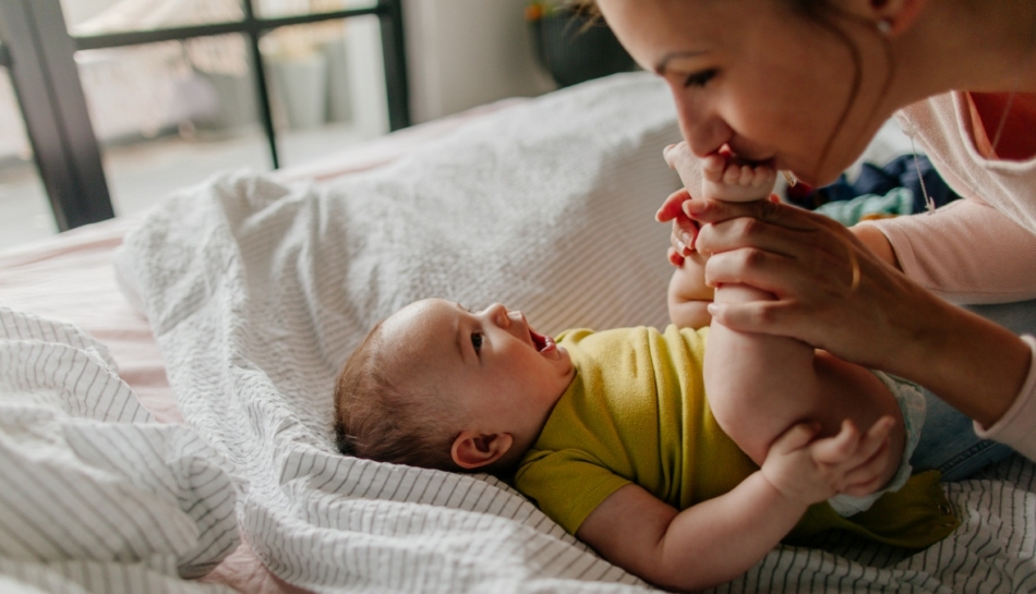 mamma gioca con bambino per aumentare sviluppo cognitivo