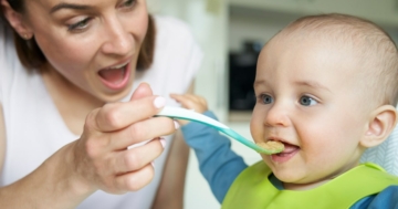 bimbo mangia pappa preparata con brodo in svezzamento