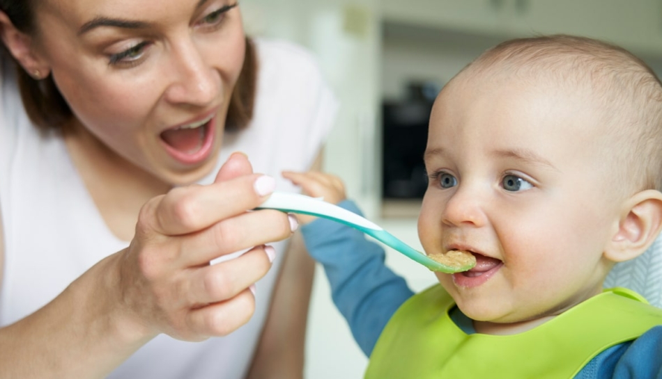 bimbo mangia pappa preparata con brodo in svezzamento