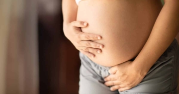 donna con cistite in gravidanza si tocca la pancia