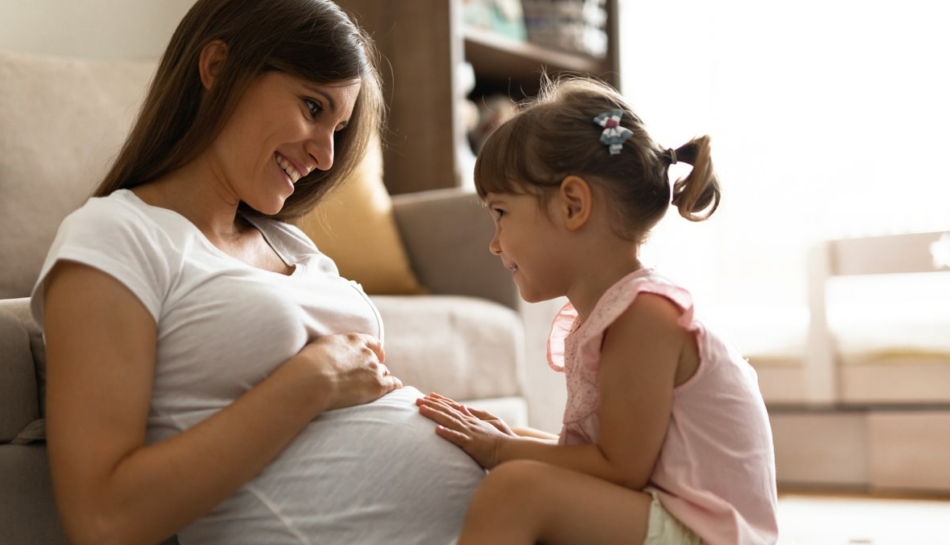 madre incinta spiega come nascono i bambini alla figlia