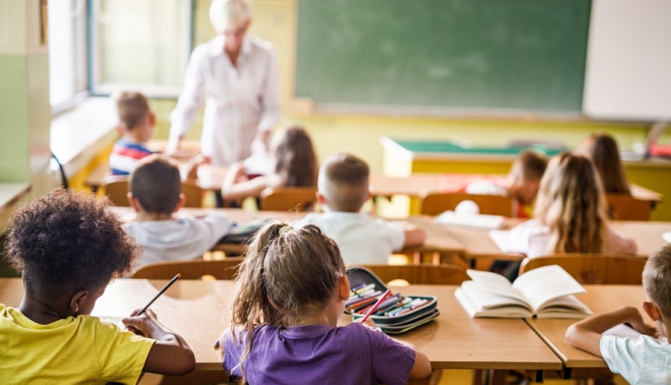 bambini di spalle in una classe