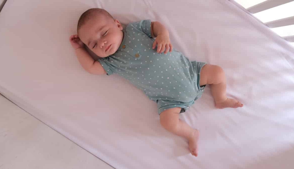 neonato dorme secondo raccomandazioni per sids