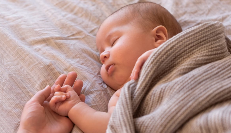 neonato dorme con rumori bianchi e mamma