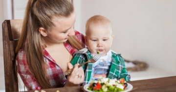 mamma offre cibo con svezzamento naturale