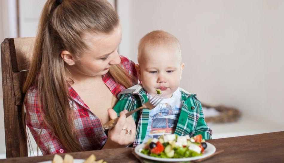 mamma offre cibo con svezzamento naturale