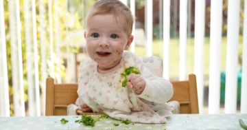bambino mangia broccoli in svezzamento vegano